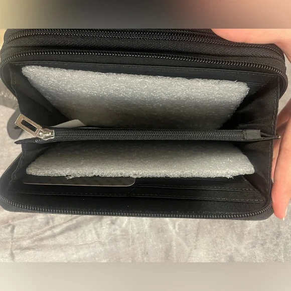 Hand painted Guess Wallet - Picture 5 of 5